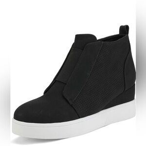 DREAM PAIRS Women’s Black Platform Wedge Sneakers Ankle Booties. Size 8